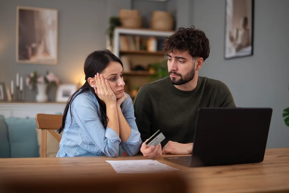 Ceas cu simboluri de bani in jur, reprezentand momentul potrivit pentru un imprumut