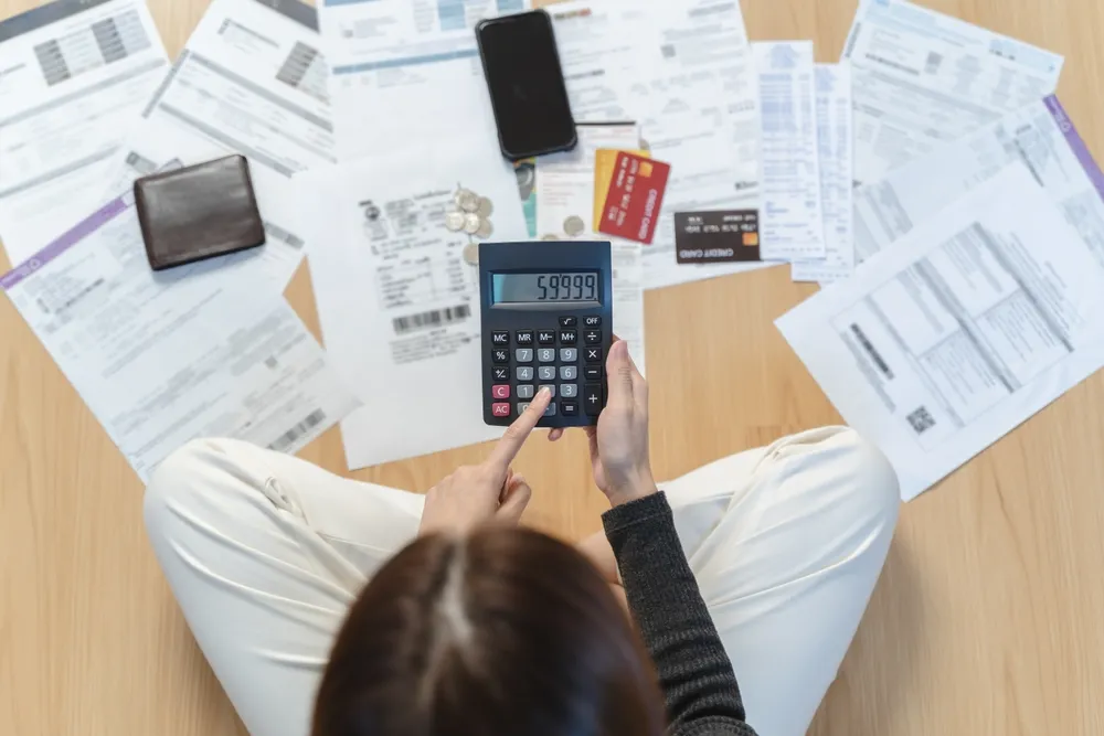 Oameni care lucrează la consolidarea datoriilor