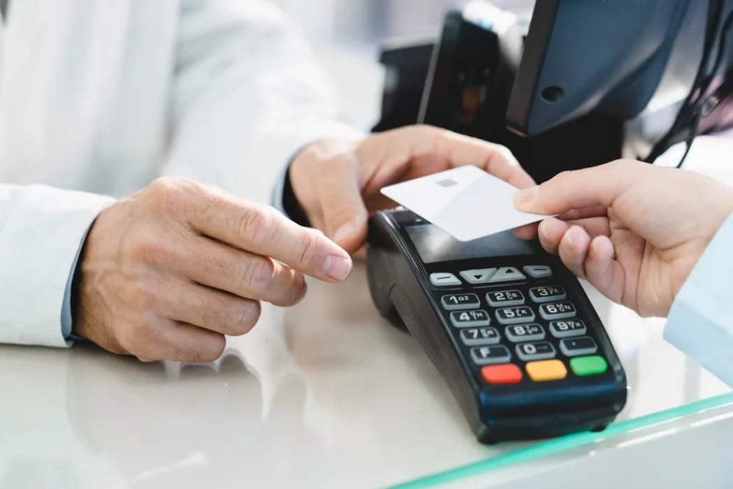 Ce este descoperitul de cont (overdraft): cum functioneaza si ce costuri are
