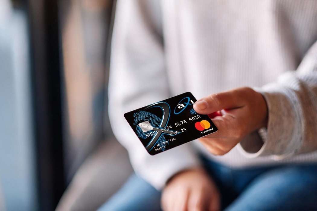 3 consecinte plata intarziata card de credit